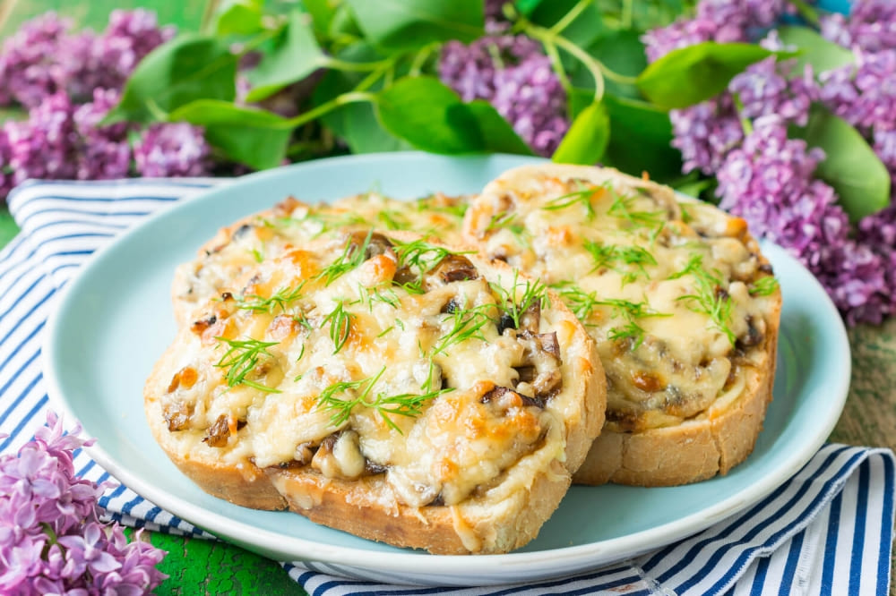 Сырный с курицей и грибами. Бутерброды с шампиньонами свежими. Горячие бутерброды с грибами. Горячие бутерброды с курицей и грибами. Горячие бутерброды в духовке с шампиньонами.