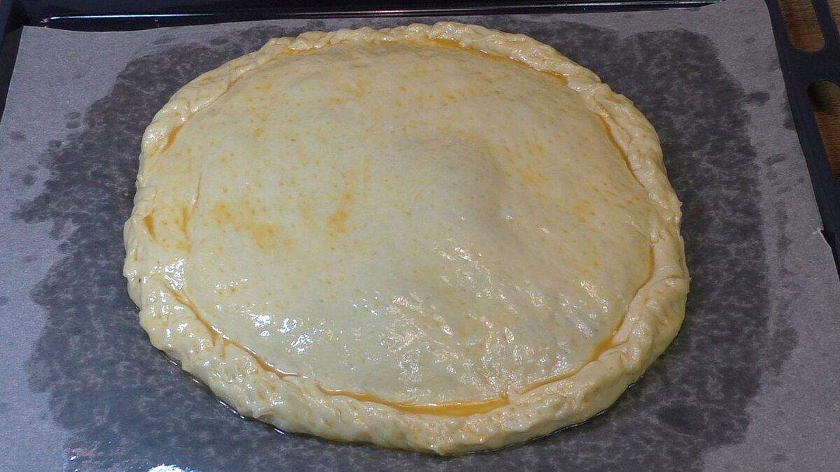 Пирог из дрожжевого теста с капустой и яйцом