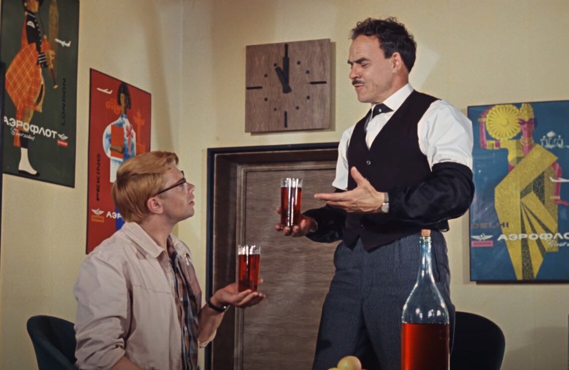 "Так выпьем же за то, чтобы наши желания, всегда совпадали с нашими возможностями" Самый известный тост из фильма "Кавказская пленница". Скриншот кадра из фильма.