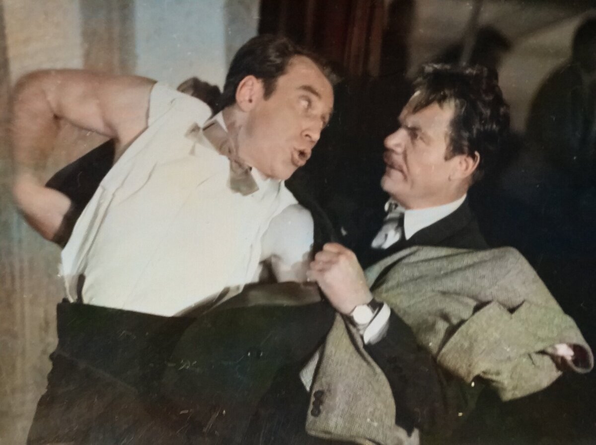 С Михаилом Пуговкиным (справа) в фильме "Штрафной удар" . А слева это вовсе не Высоцкий, а как раз его тёзка Владимир Яновскис 