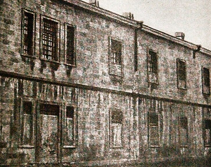 Баиловская тюрьма. Четвертое окно слева - окно камеры. где сидел молодой Иосиф.