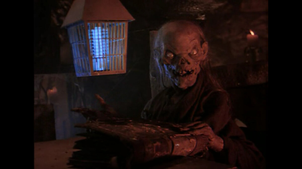 А вот и сам Хранитель склепа, рассказывает очередную байку. Устраивайтесь поудобнее, шоу начинается