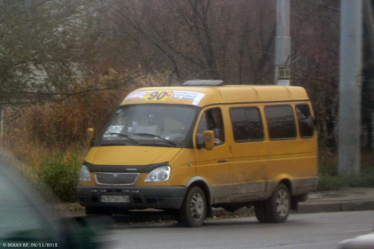 ГАЗель маршрута № 90с на конечной остановке Улица Лавровая