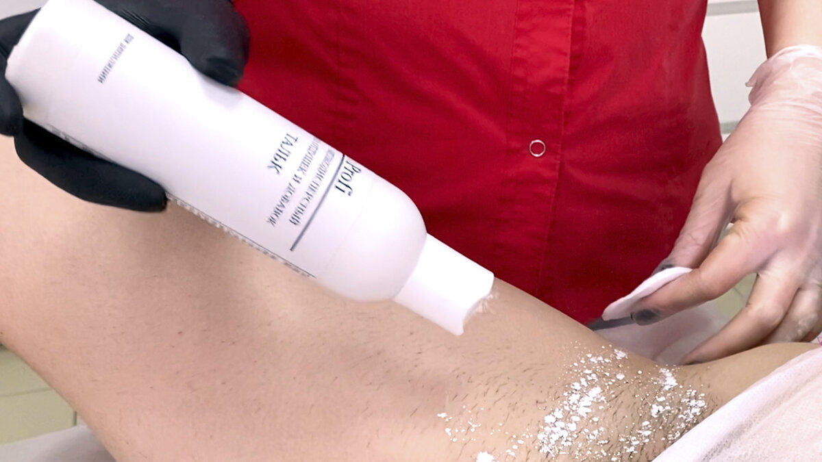 Нанесение талька перед процедурой шугаринг