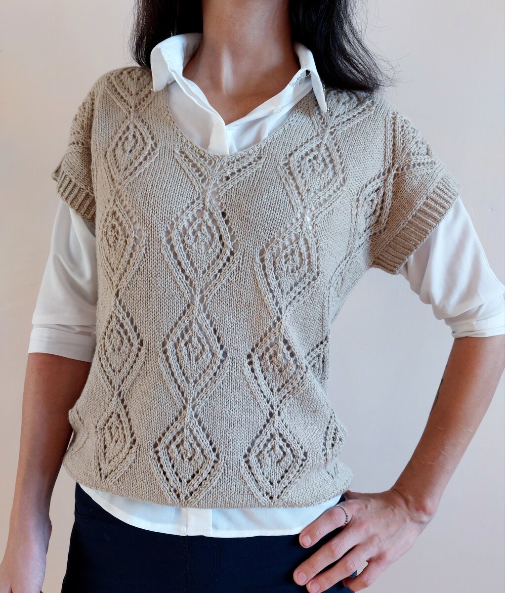 жилет спицами с ажурными ромбами по лицевой глади