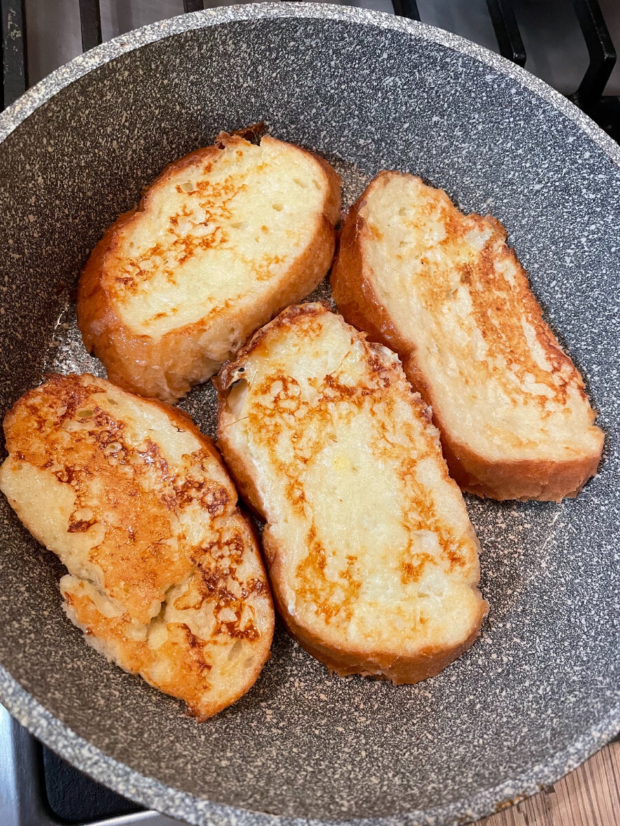 Гренки с яйцом и молоком на сковороде - быстрый и вкусный завтрак | Юня на  кухне | Дзен