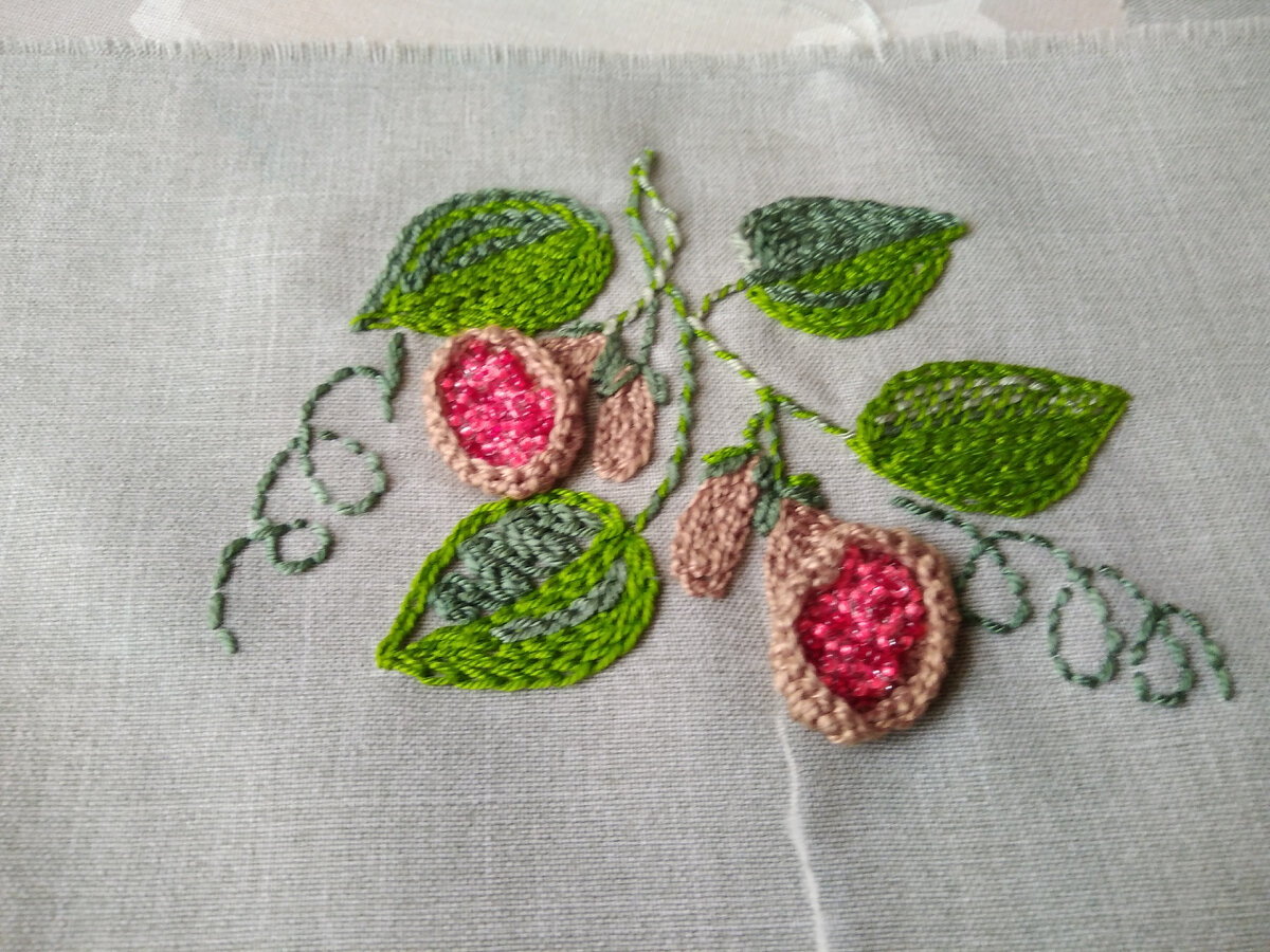 Из вышивки "рождается" косметичка. Мне нравится цветочная тема.