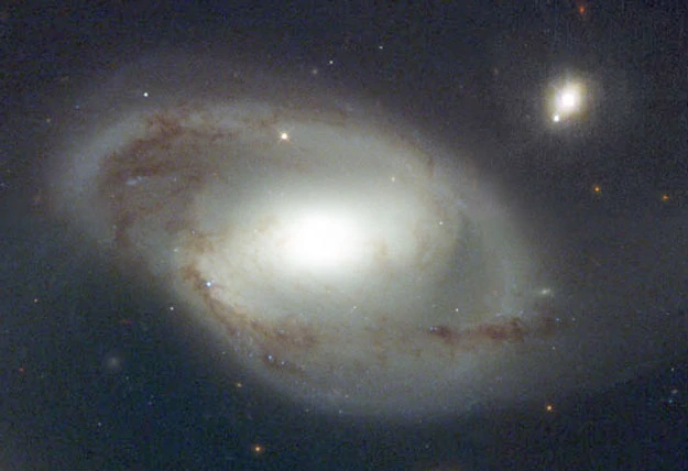 Галактика NGC 4319 и квазар Маркарян 205 (справа)