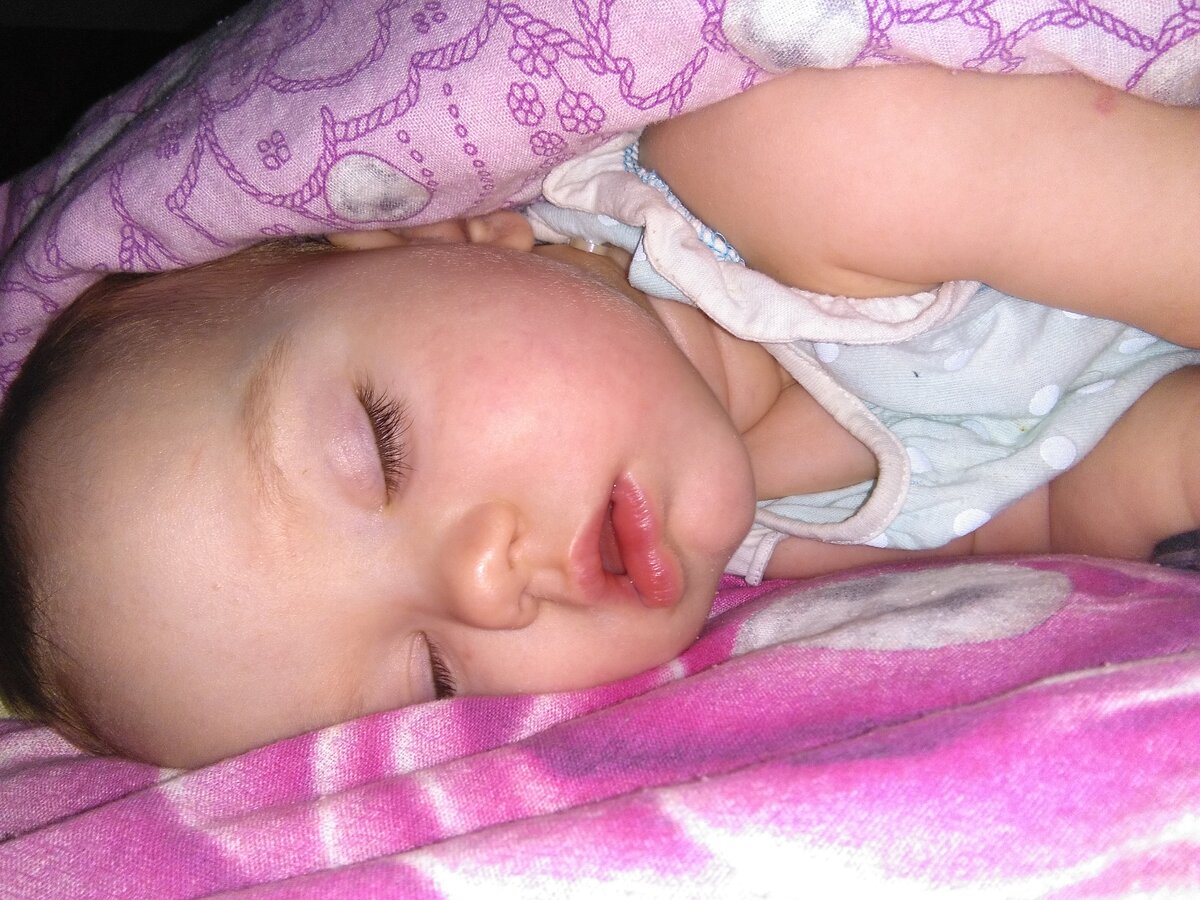 Малышке 3 месяца. Перед кажлым кормлением пьём фермент лактазы