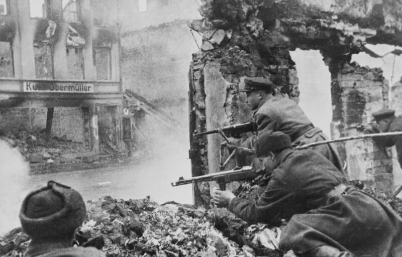 Советские бойцы ведут уличный бой на окраине Кенигсберга, 1945 г.