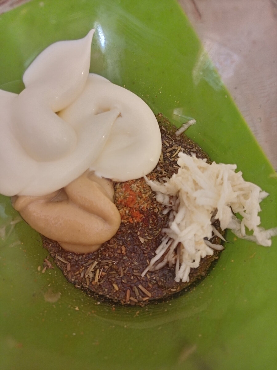 Все это перемешала и замариновала курицу.