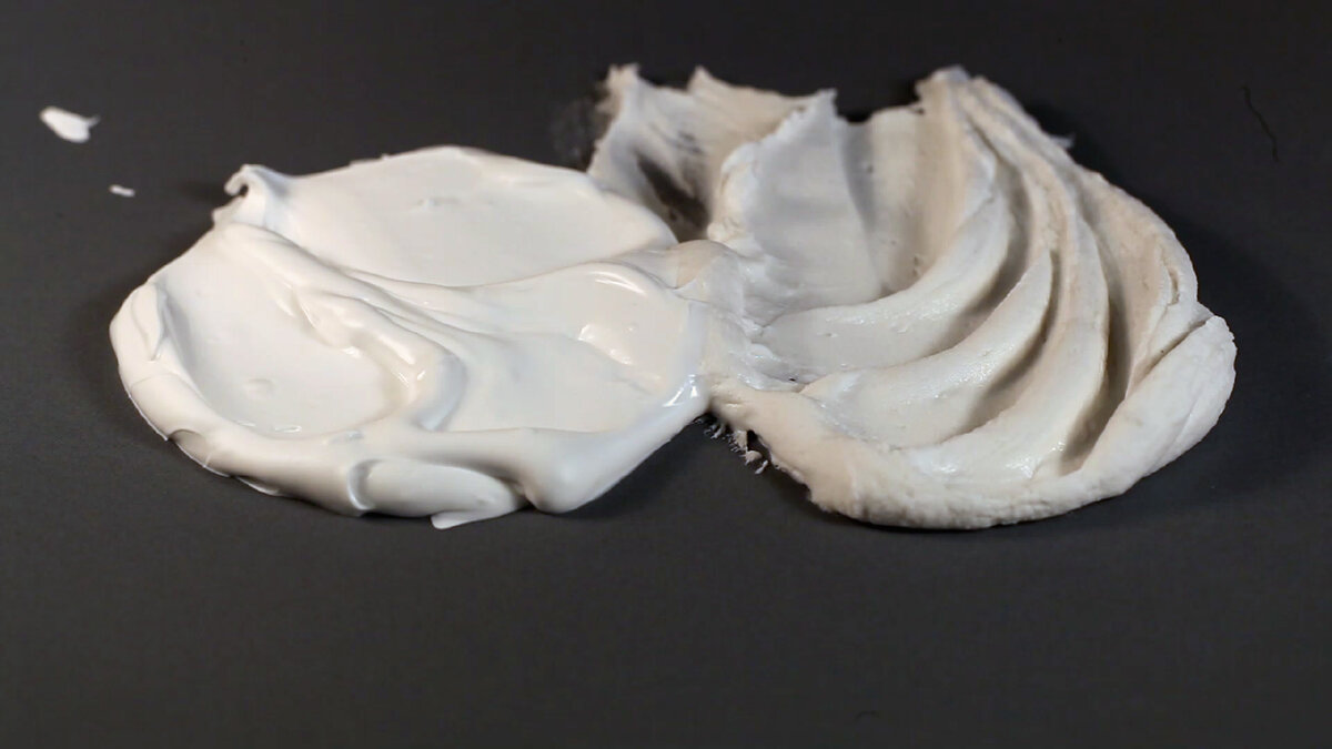 Это тонкая (слева) и грубая (справа) пасты.