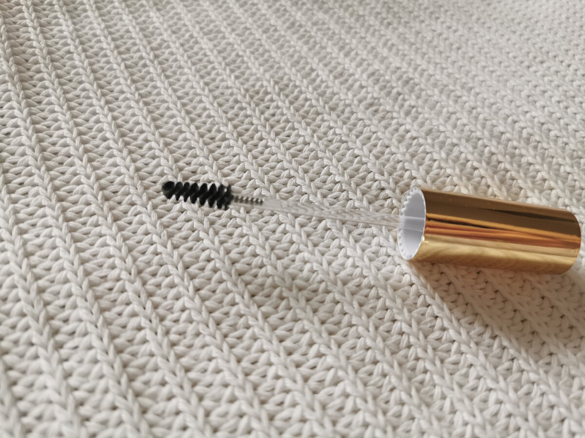 Щёточка очень удобная, упругая 🤤