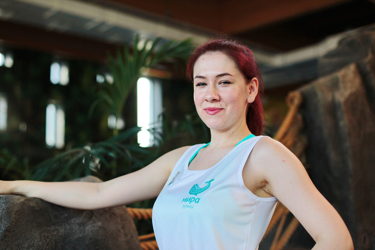 Велнес-мастер Юлия Бауэр рекомендует проводить время в бане с пользой и выполнять растяжку на разогретое тело.