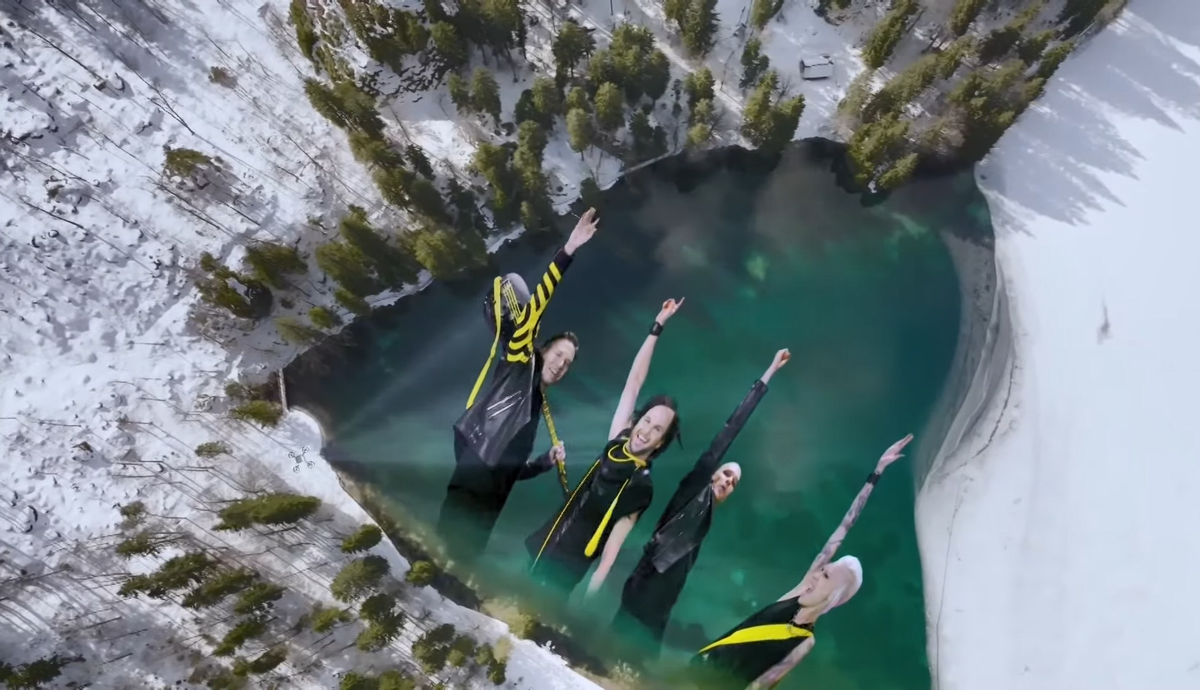 "В бесконечность и далее!" Кстати, вопрос по цвету их костюмов: Яндекс.Еда или Билайн???