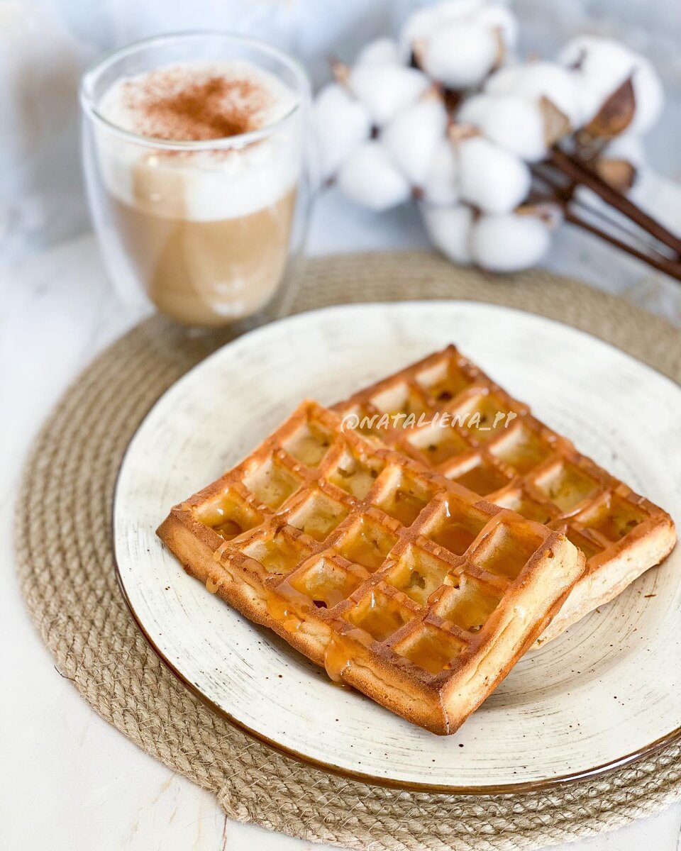 Вафли с яблоком. Домашние вафли в вафельнице. Яблочные вафли в электровафельнице. Яблочные вафли. Венские вафли пп.