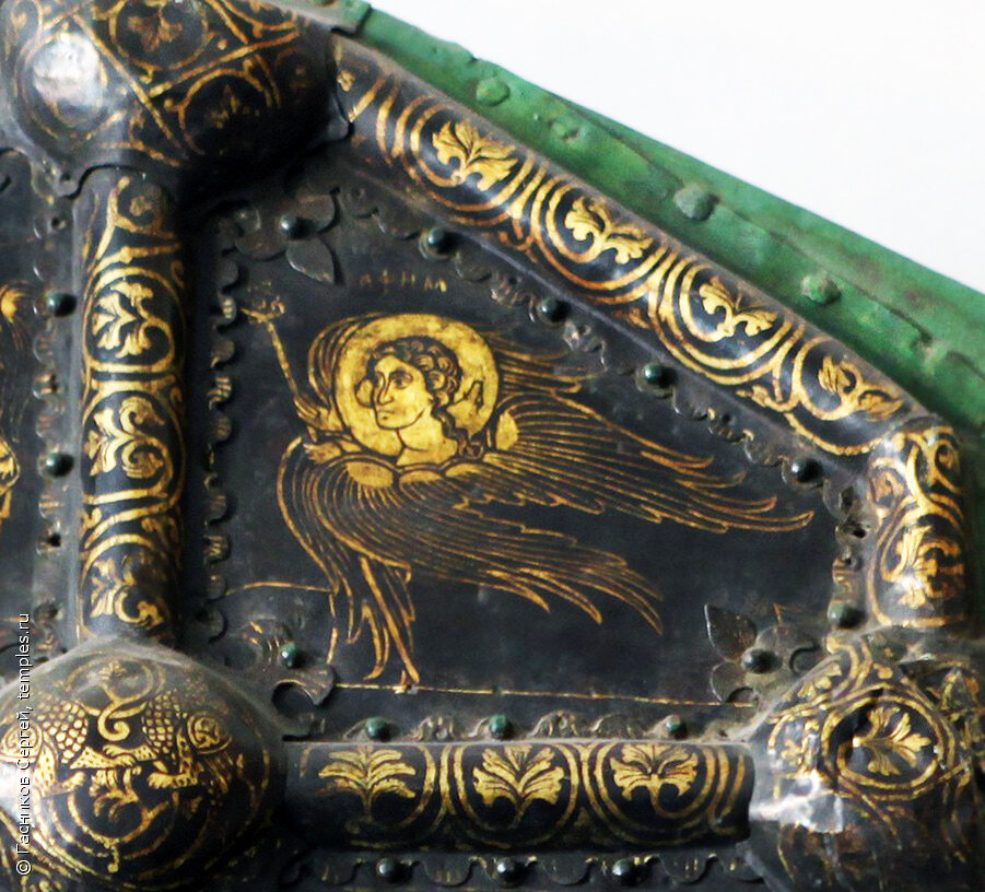 Идентичные изображения херувима и серафима