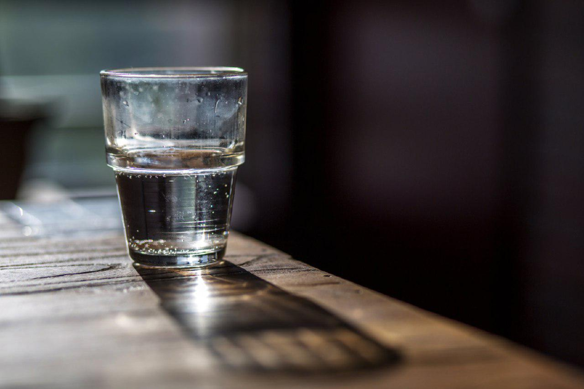 На столе пустой стакан. Стакан воды. Стакан воды на столе. Красивые стаканы для воды. Вода на столе.