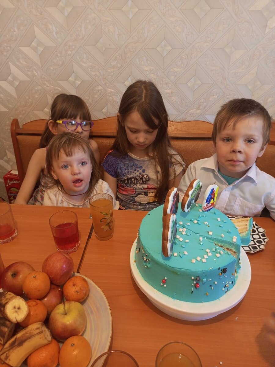 Коля празднует свое 4х летние.