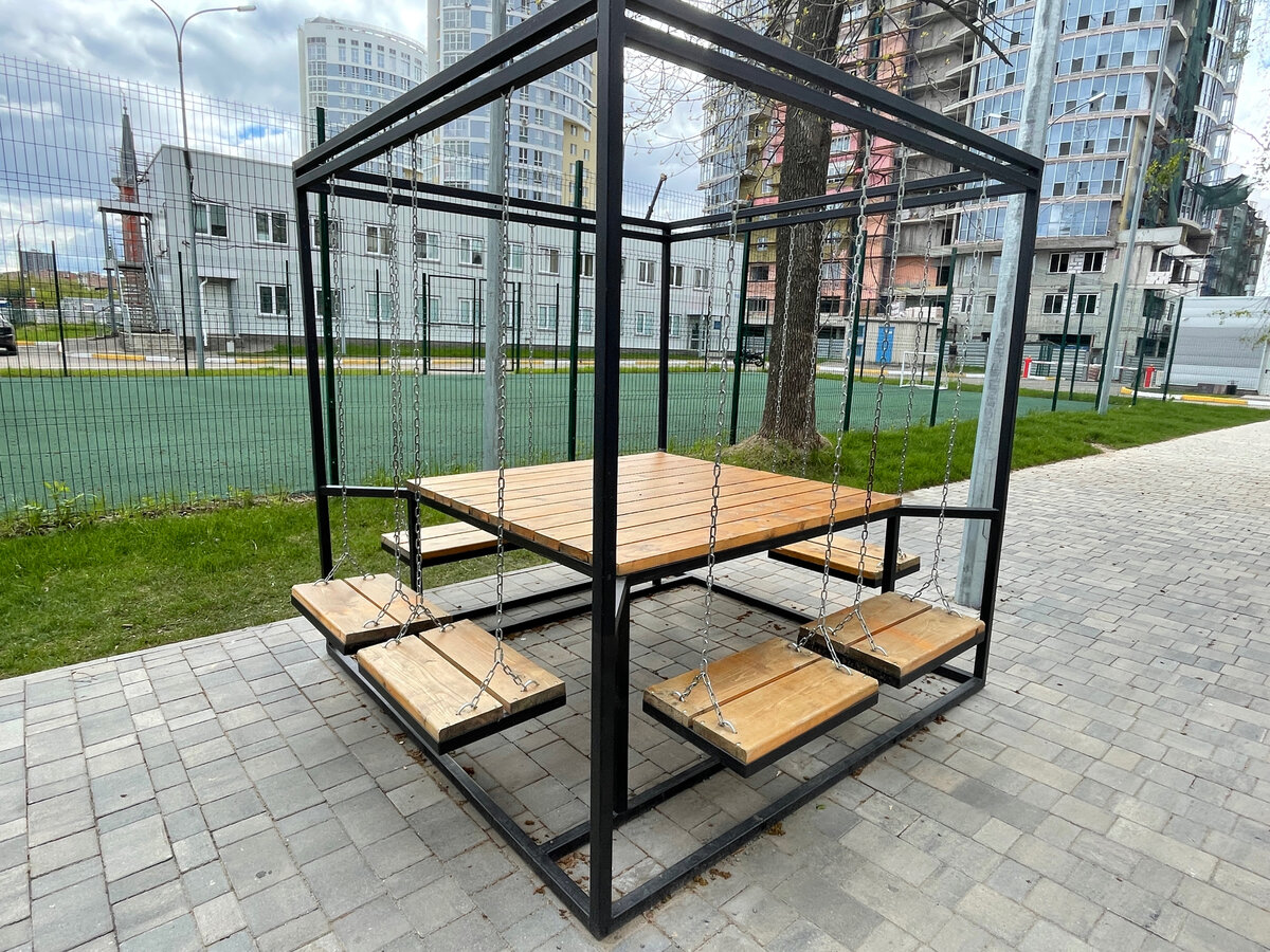 Стол на 8 человек. Я бы покачалась! 