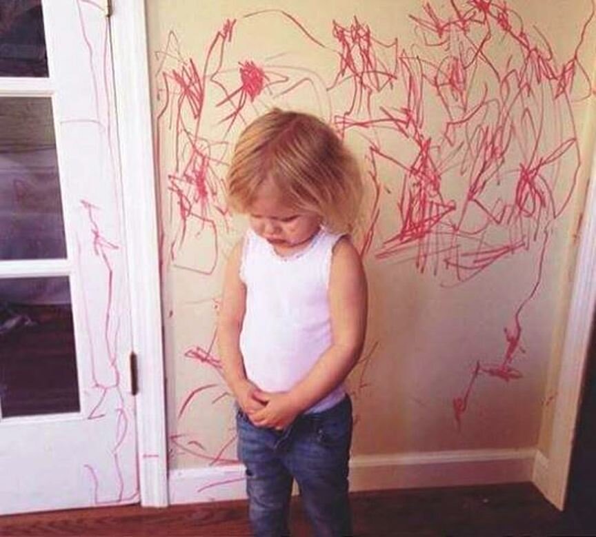 Ребенок рисует на обоях. Что делать? Советы родителям