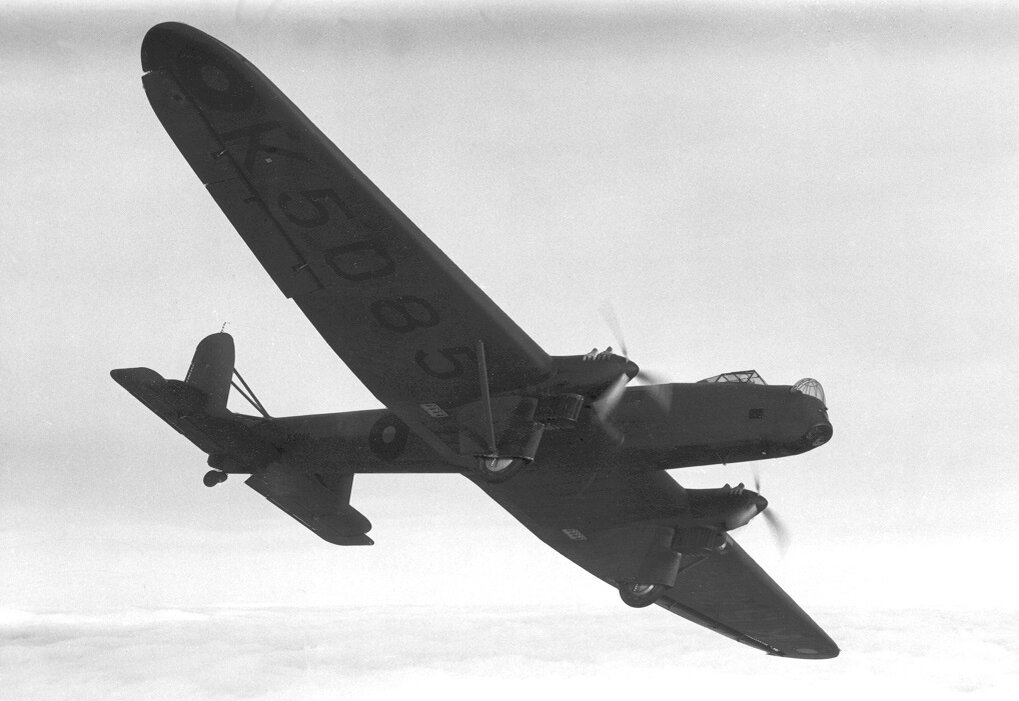Бомбардировщик-моноплан Фэйри «Хендон» Королевских ВВС Великобритании в тренировочном полете – 1930-е гг. К середине 1930-х гг. это была вполне современная машина, но страдавшая многими недостатками 