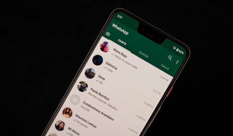 WhatsApp не позволяет писать людям, если их нет в списке ваших контактов. Но обойти это ограничение можно
