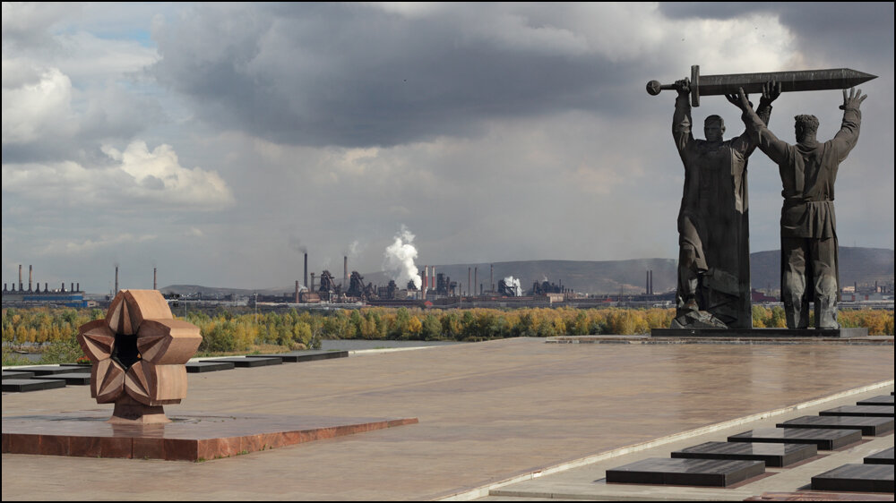 Монумент «Тыл - Фронту» в Магнитогорске