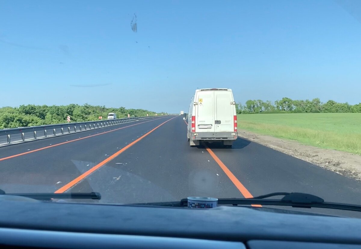 Фургон вежливо съезжает вправо и освобождает дорогу. Грех не воспользоваться таким благородством