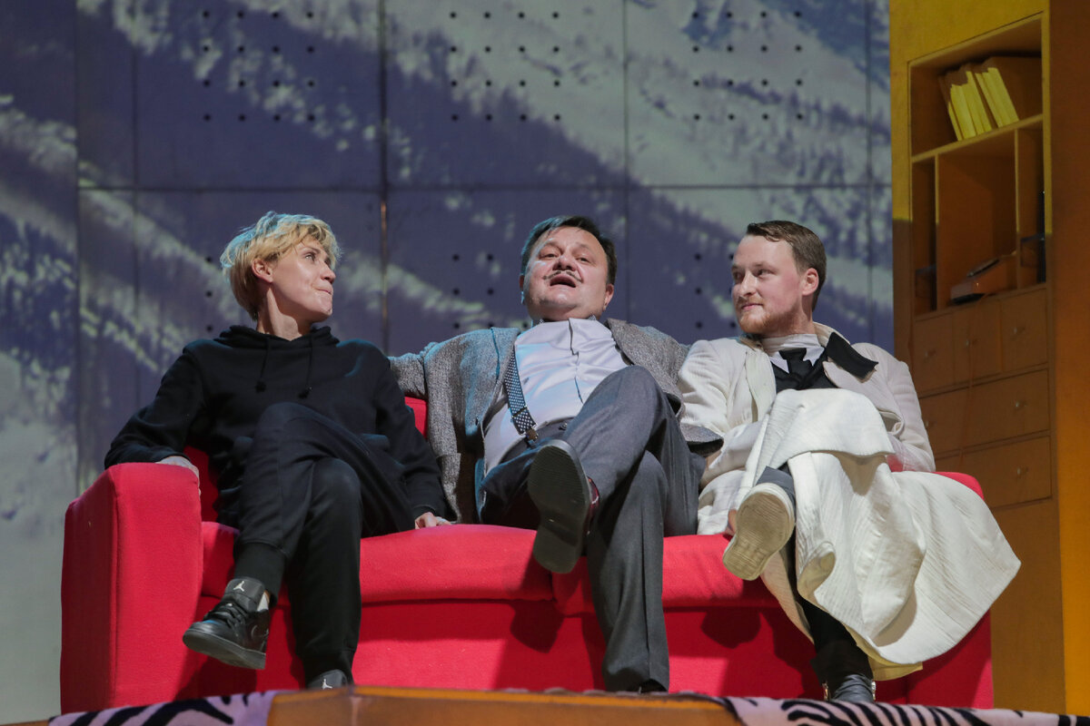 Сцена из спектакля «Ловушка для наследника» (2018) Театра Олега Табакова