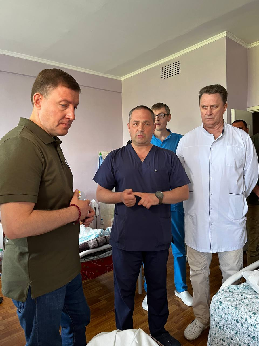 Денис Пушилин и Андрей Турчак проведали раненых в больнице Калинина