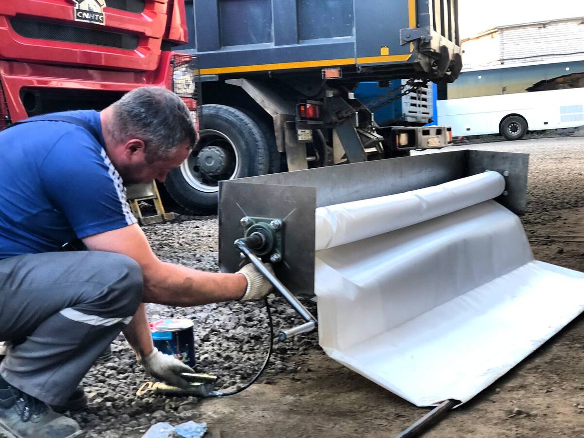 Она разматывается по всей площади кузова сверху груза и удерживает его.