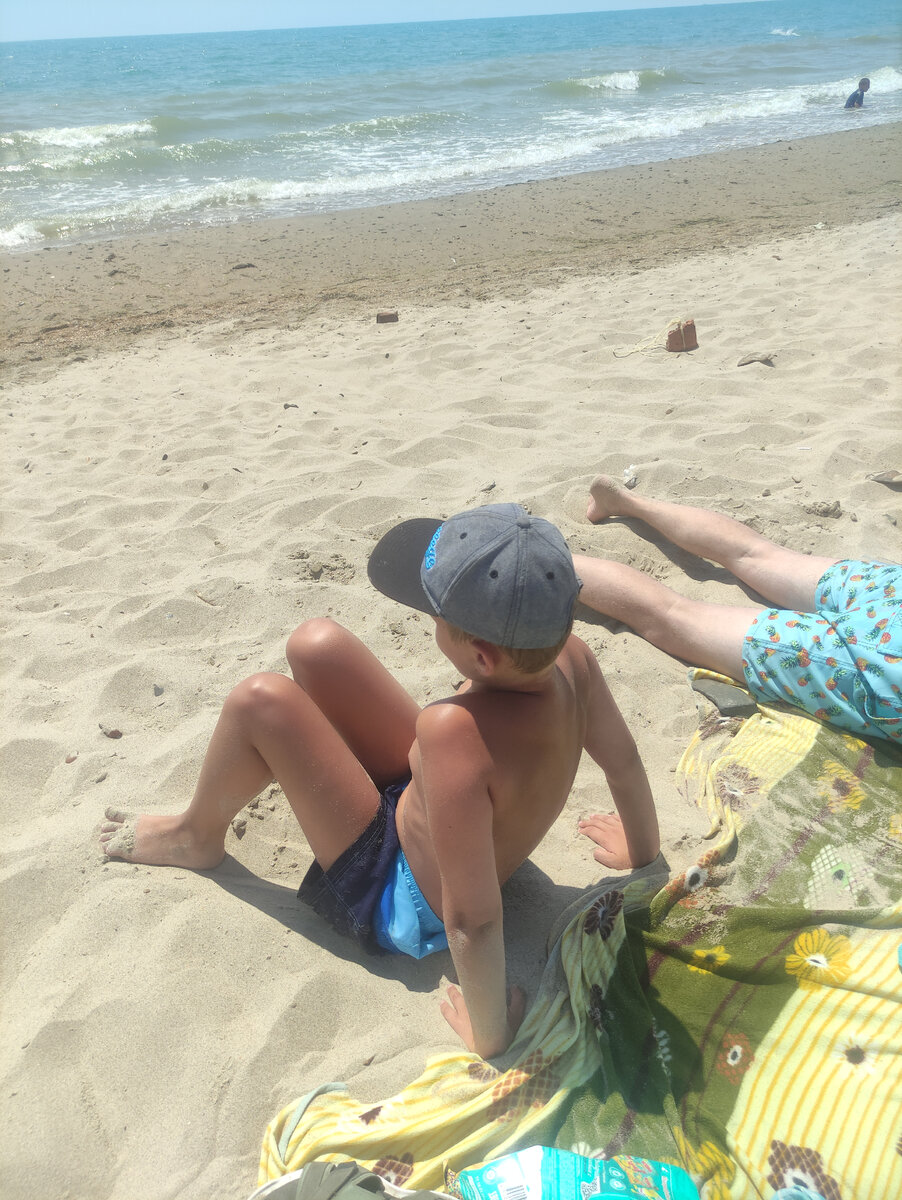 Почему наш ребёнок не "сгорает" на солнце - тайна. Думаю потому, что летом футболка надевается только для выхода в свет. 