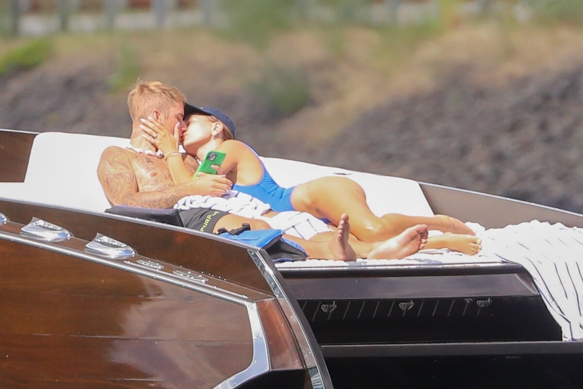     Джастин и Хейли Бибер