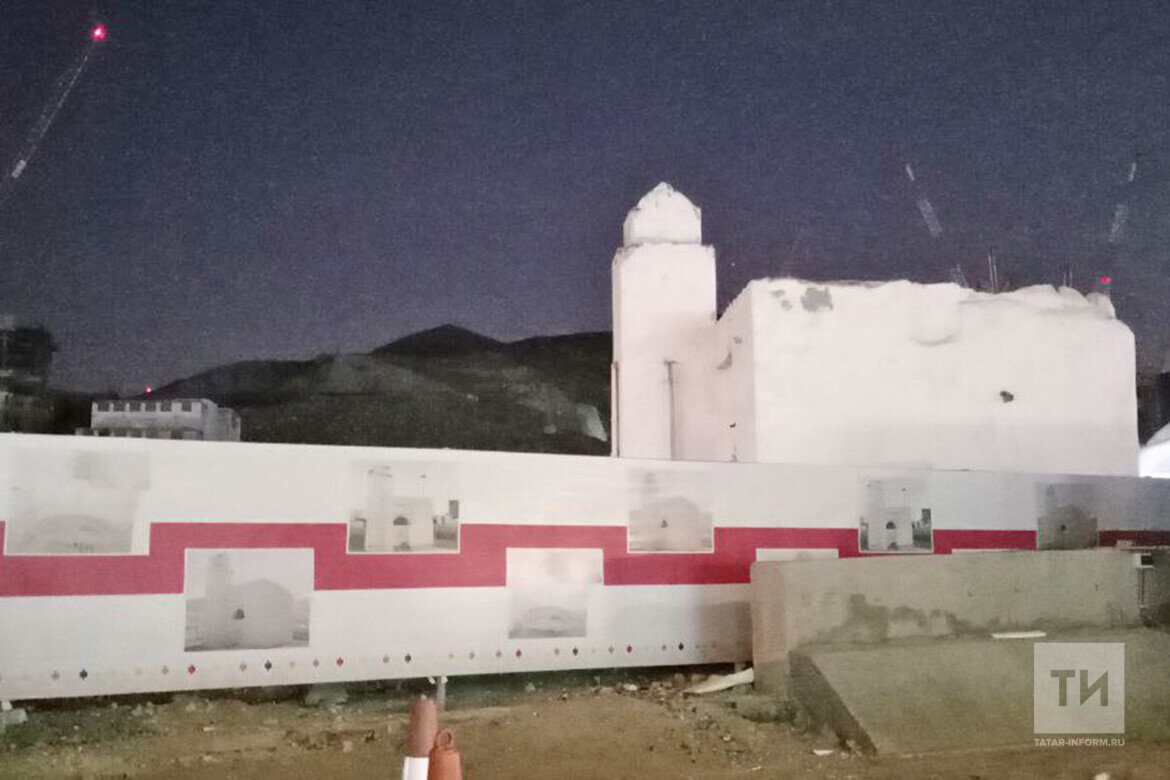 Буквально в 10 минутах от Запретной мечети нам показали закрытую строительным забором мечеть. Она построена на месте, где останавливался пророк, и здесь даже сохранялся колодец, откуда он пилФото: © «Татар-информ»