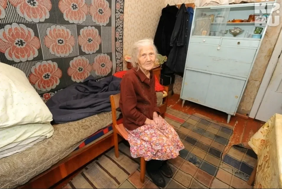Умерла в доме престарелых. Квартира бабули. Старушка в квартире. Старая бабушка в доме престарелых. Пожилой человек в квартире.