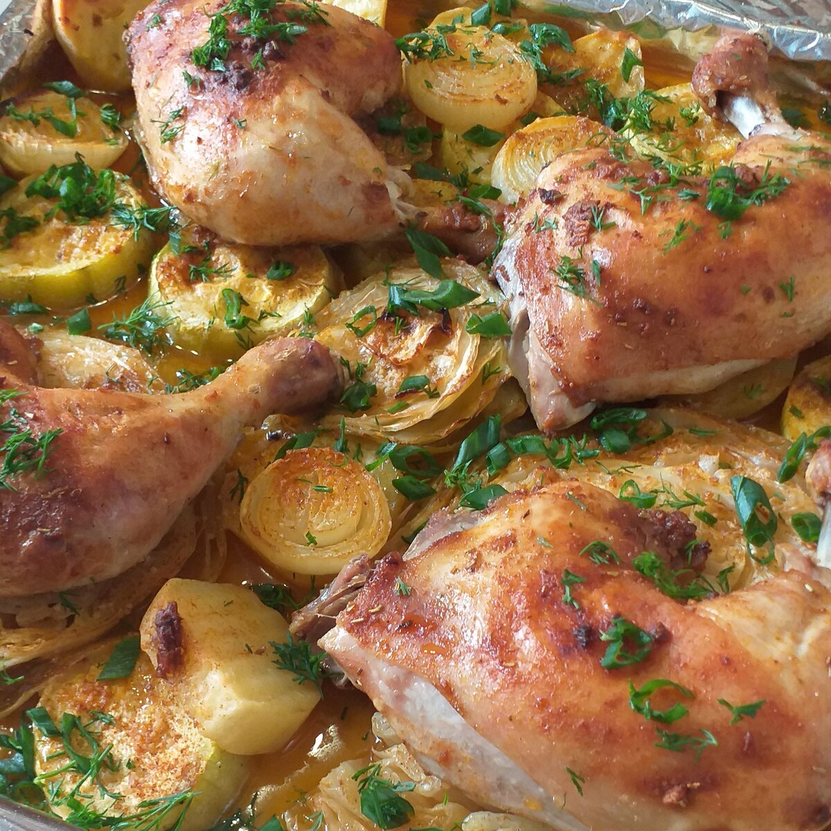 Куриные окорочка на сочной овощной подушке