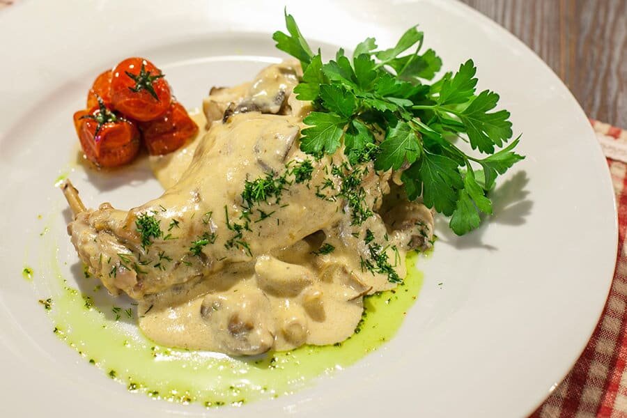 КРОЛИК В ЧЕСНОЧНОМ СОУСЕ