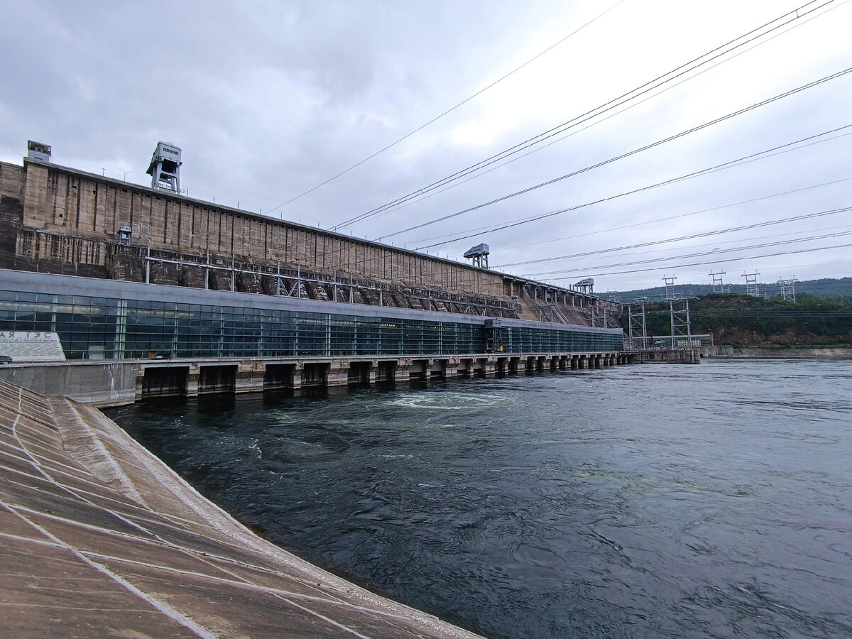 Красноярская ГЭС - первая гидроэлектростанция на Енисее. Установленная мощность ее 12 гидроагрегатов составляет 6 млн кВт. По этим характеристикам Красноярская ГЭС входит в десятку крупнейших гидроэлектростанций мира и занимает второе место в России. 
Красноярская ГЭС — основной производитель электроэнергии в Красноярском крае и одна из самых экономичных электростанций в стране. Ее среднегодовая выработка составляет 18,4 млрд кВт·ч. 