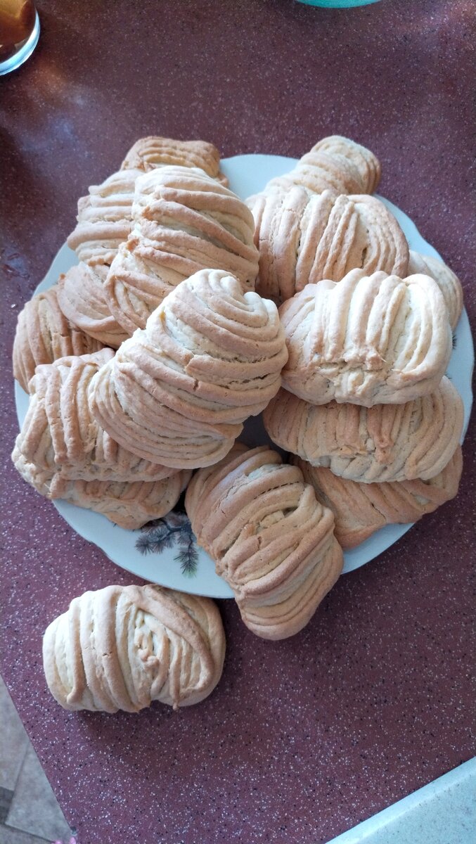 Печенье выложила на любимую тарелку, японского производства с сосновыми веточками и шишками. Тарелка досталась от мамы по наследству 