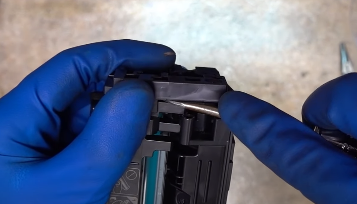 Фото 7. Удаляем первое крепление на крышке