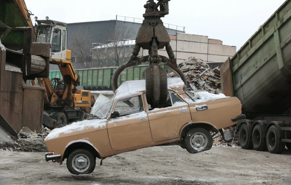 Машина на пункте приёма лома чёрных и цветных металлов