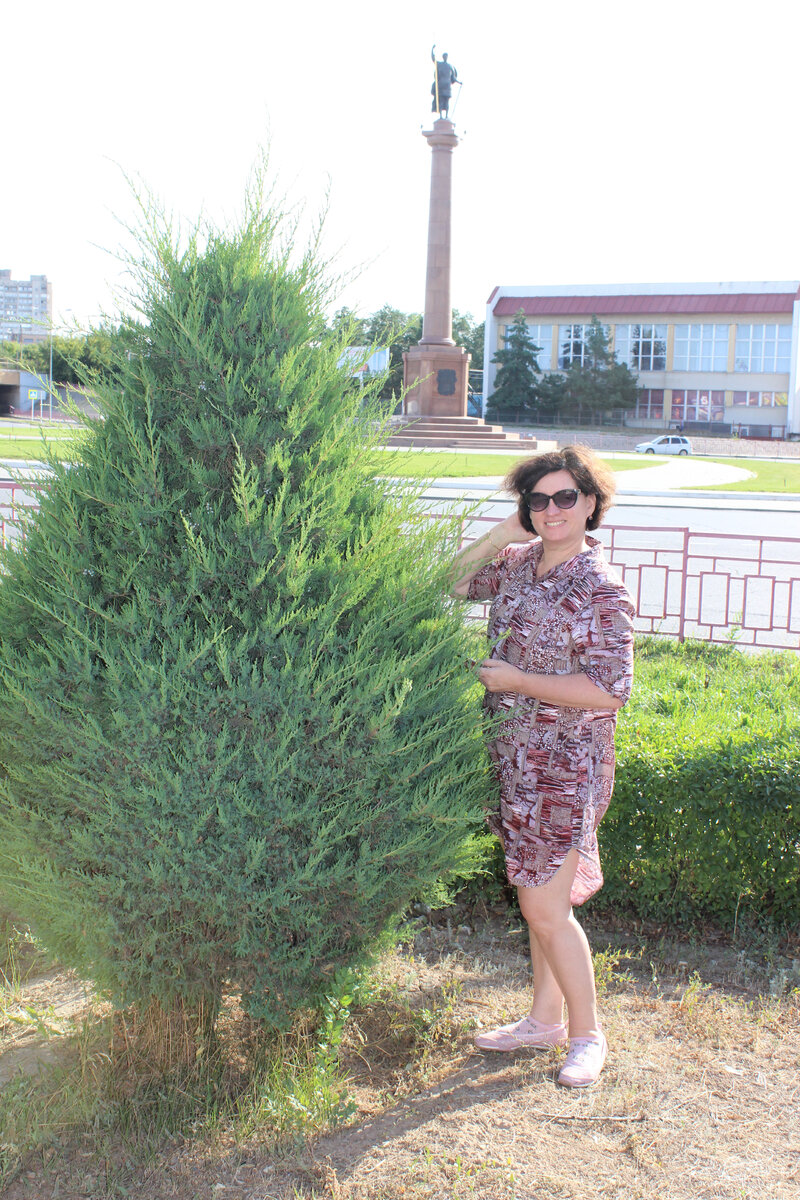 Фото автора. На фоне памятника Дмитрия Солунского.