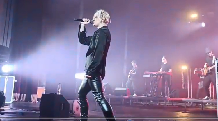 Ярослав Дронов на сцене Дворца культуры рыбаков