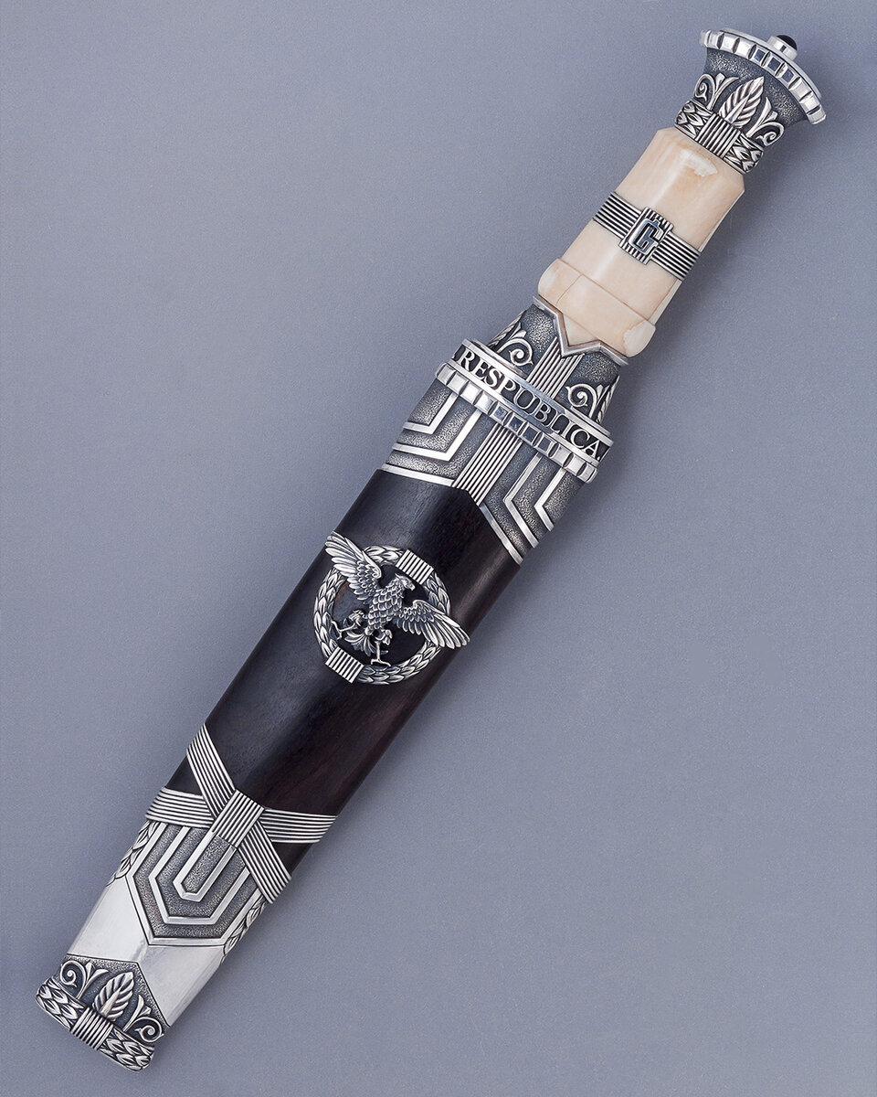 Материалы: дамасская сталь, белый металл, зуб кашалота, палисандр, гранат