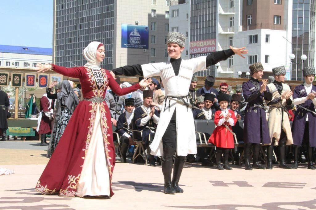 Жители чечни. Чечен ловзар. Ансамбль ловзар Грозный. Чеченка в национальном костюме. Чеченская Национальная одежда.