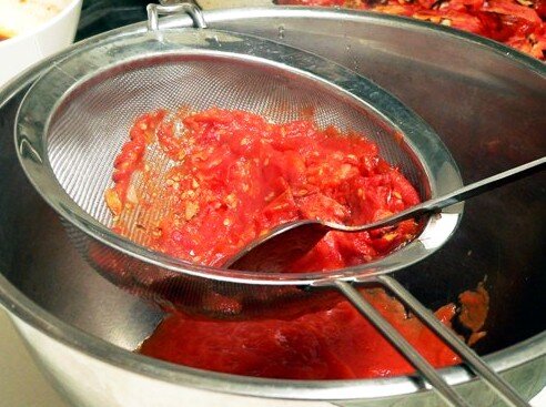 Научили варить густой Краснодарский соус за 15 мин: ленивый метод без уваривания и 3 тонкости для густоты, цвета и вкуса