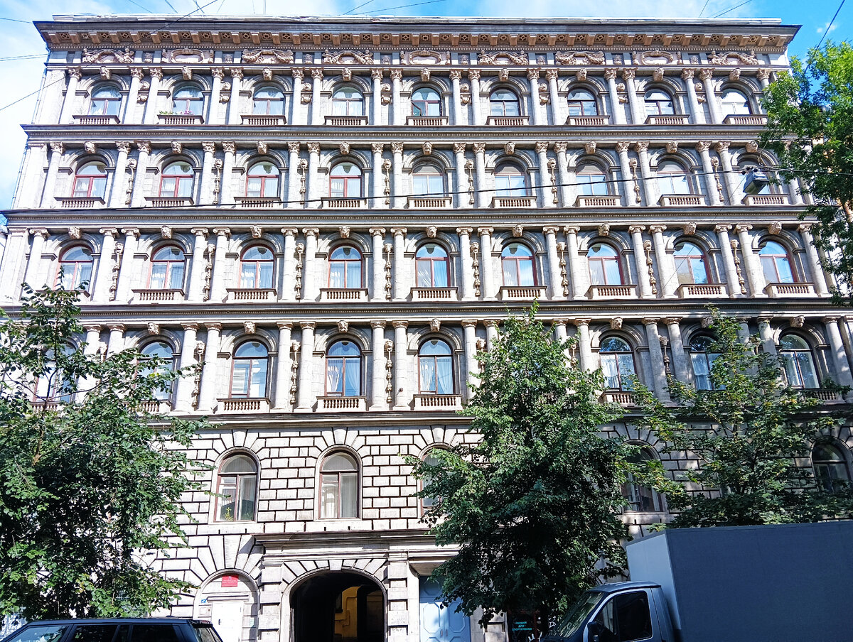 Дом 21 по 4-й линии Васильевского острова. 