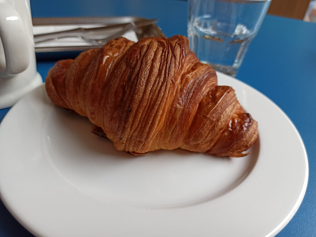 Круассан в zoe the bakery стоит 150 руб. Недёшево, но бывает дороже. 