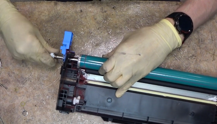 Фото 45. Устанавливаем обратно в картридж очищенный ролик заряда